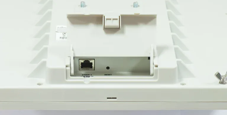 Наружное радиоустройство Mikrotik QRT 2 RBQRTG-2SHPnD 1xGigabit Ethernet, Wi-Fi, AR9342 Наружное радиоустройство Mikrotik QRT 2 RBQRTG-2SHPnD 1xGigabit Ethernet, Wi-Fi, AR9342